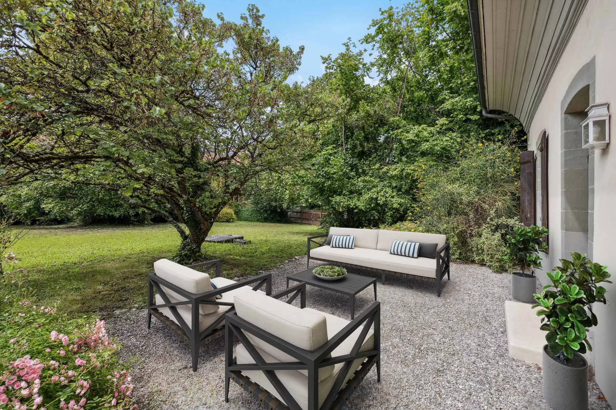 Terrassen-/Gartenbereich mit Sitzgruppe