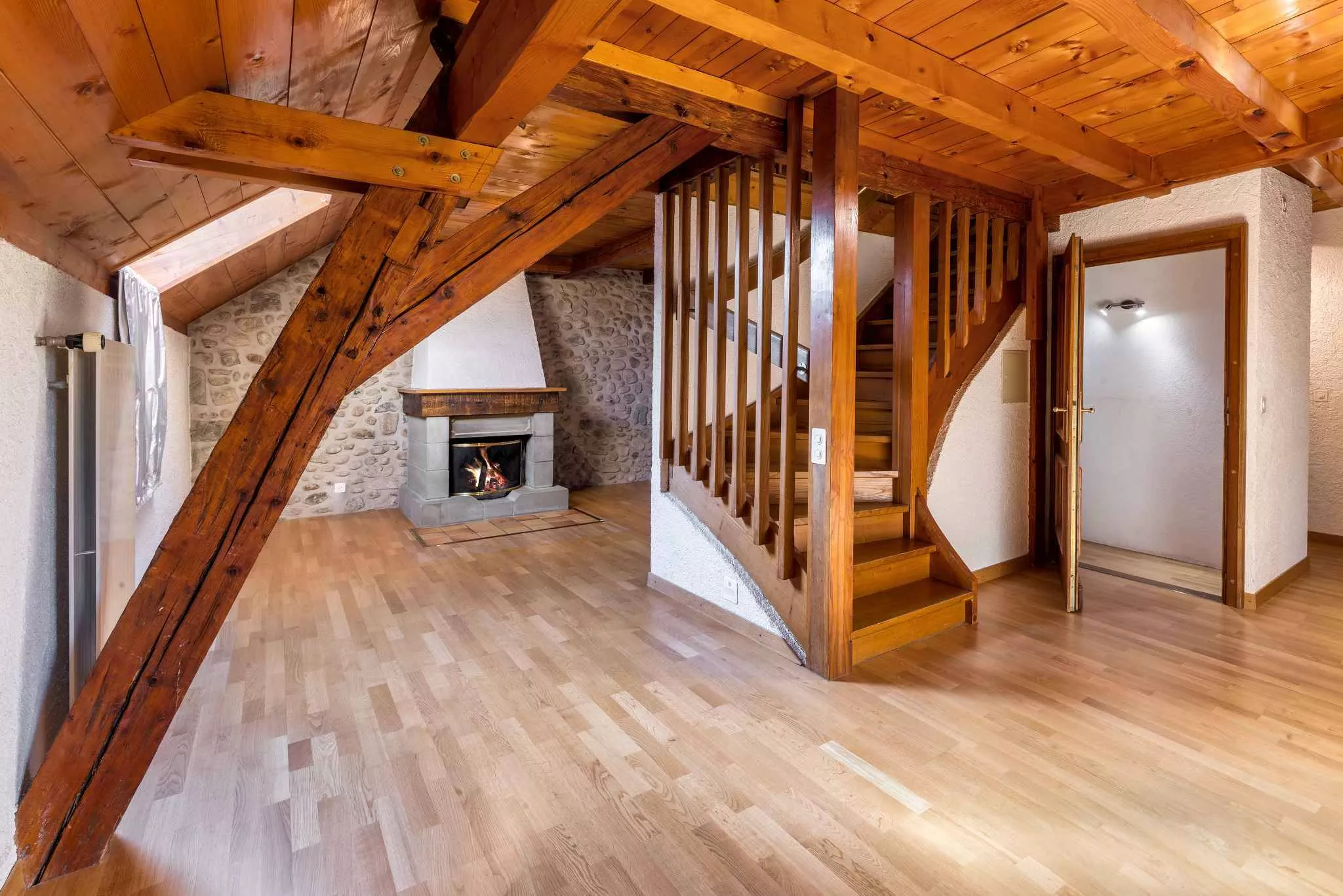 Wohnraum mit Treppe und Kamin