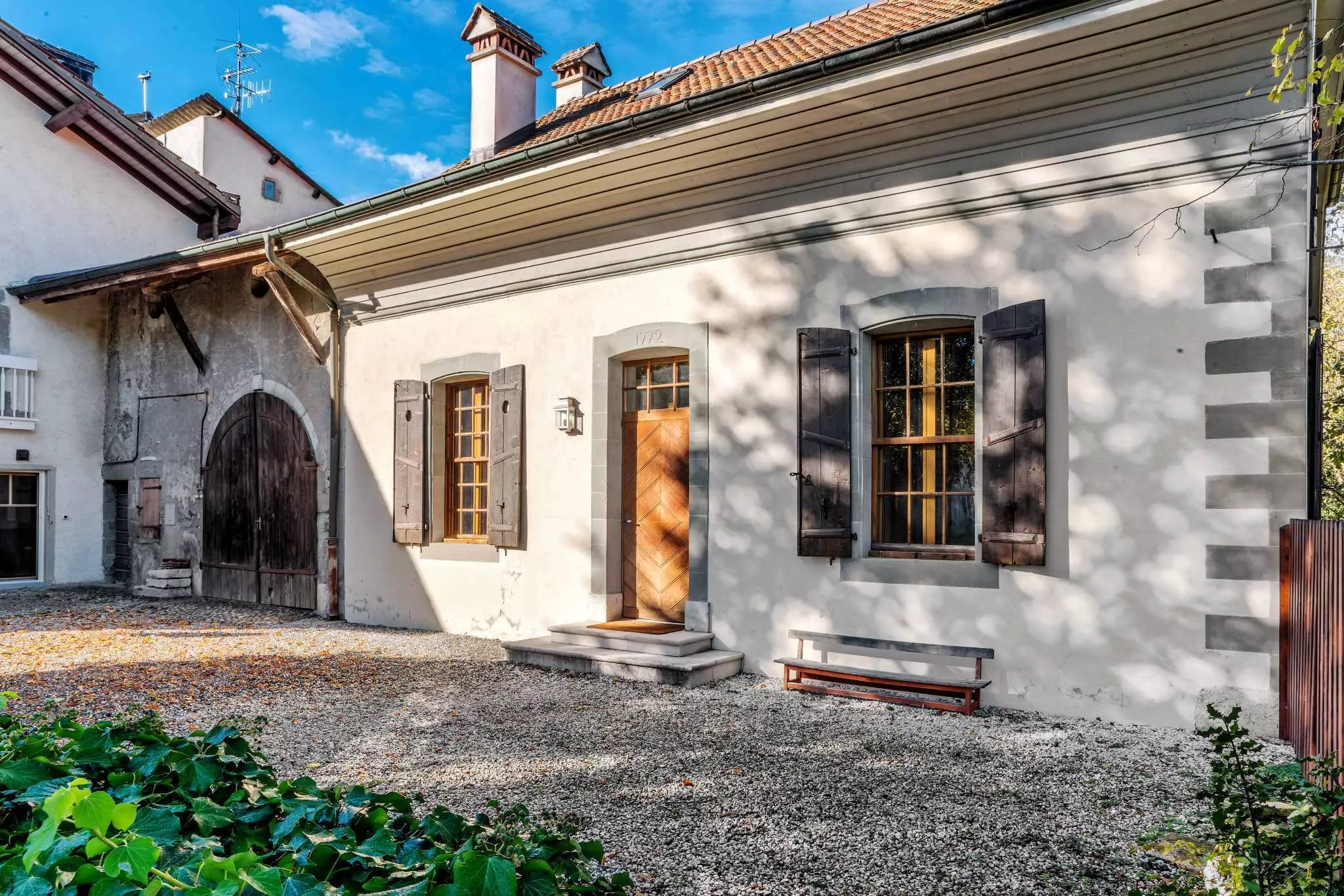 Historische Außenansicht mit Innenhof