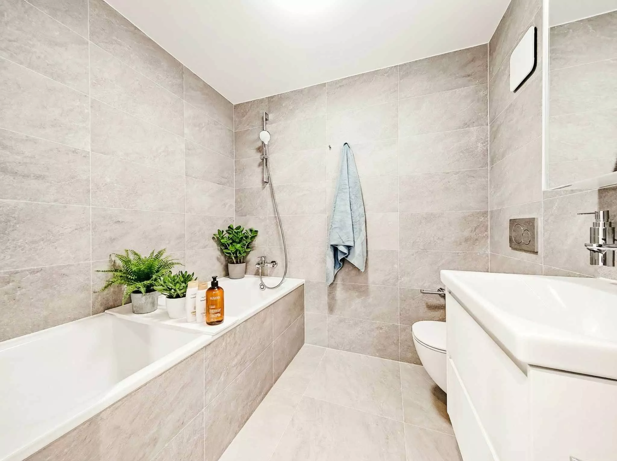 Modernes Badezimmer mit Badewanne und Dusche