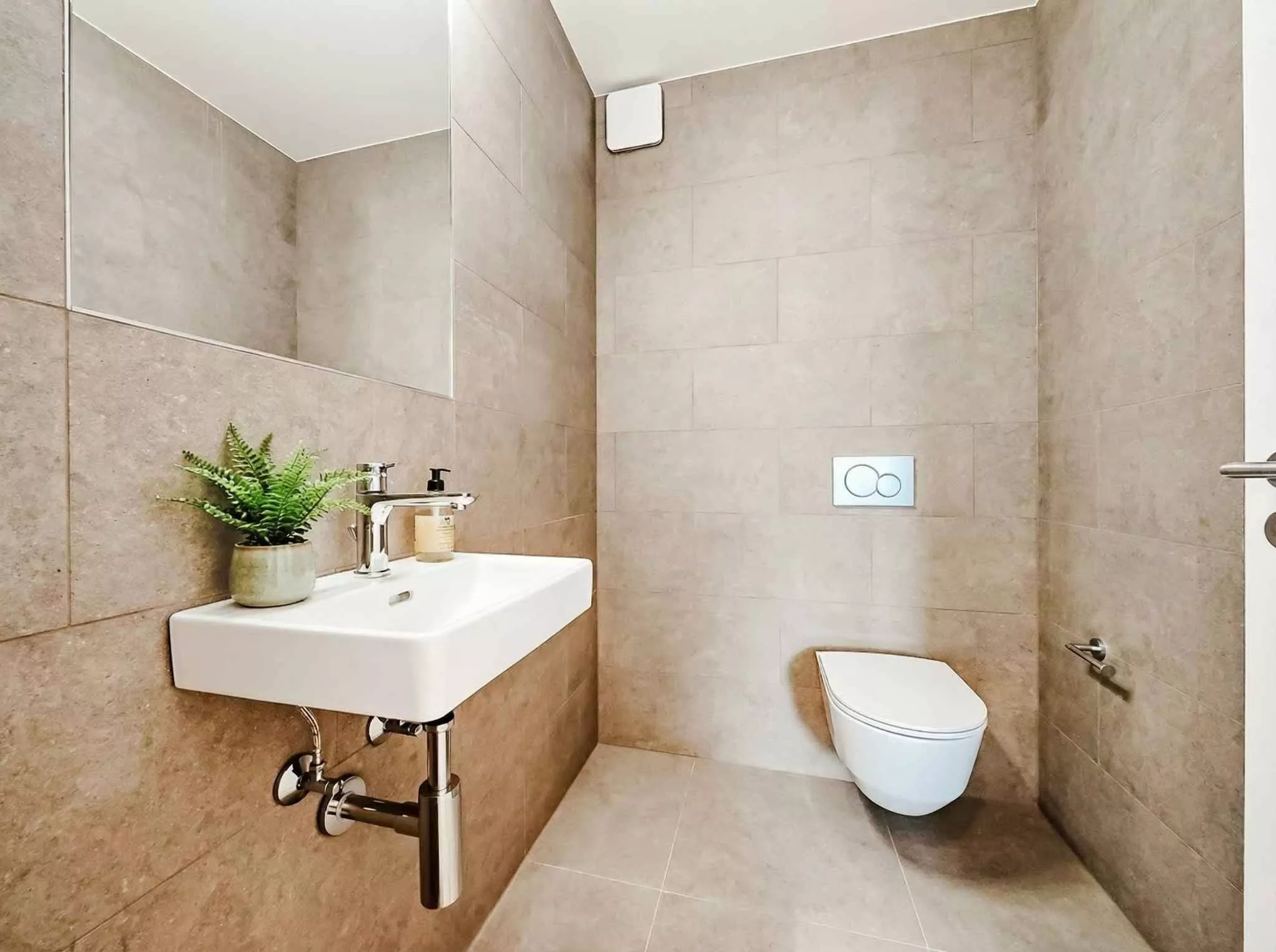 Modernes Gäste-WC mit Natursteinoptik