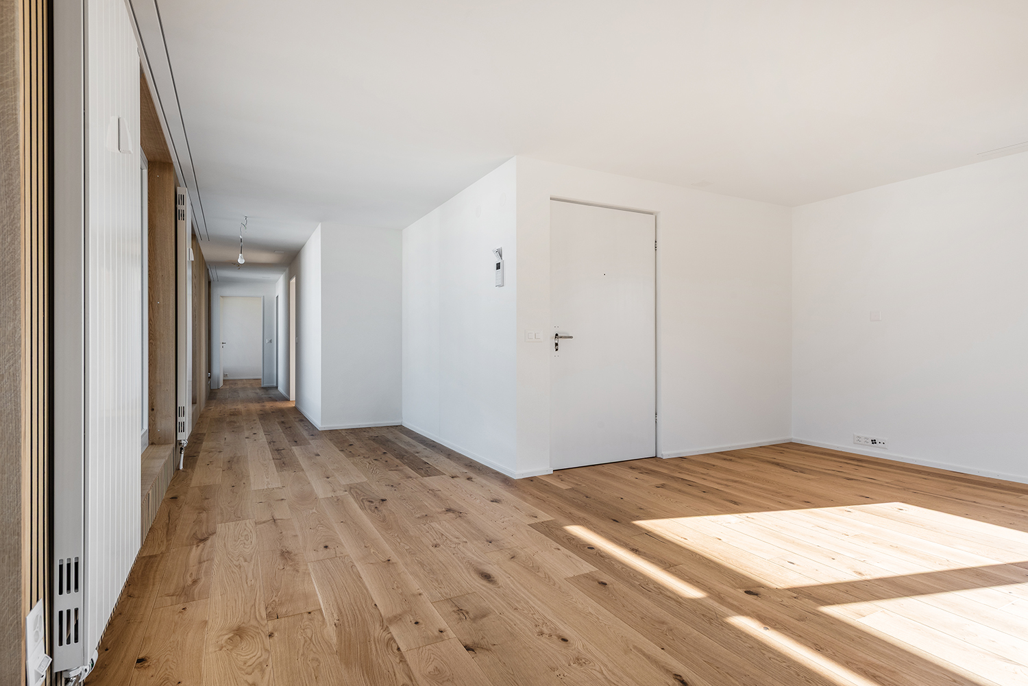 Heller Flur mit Holzfußboden