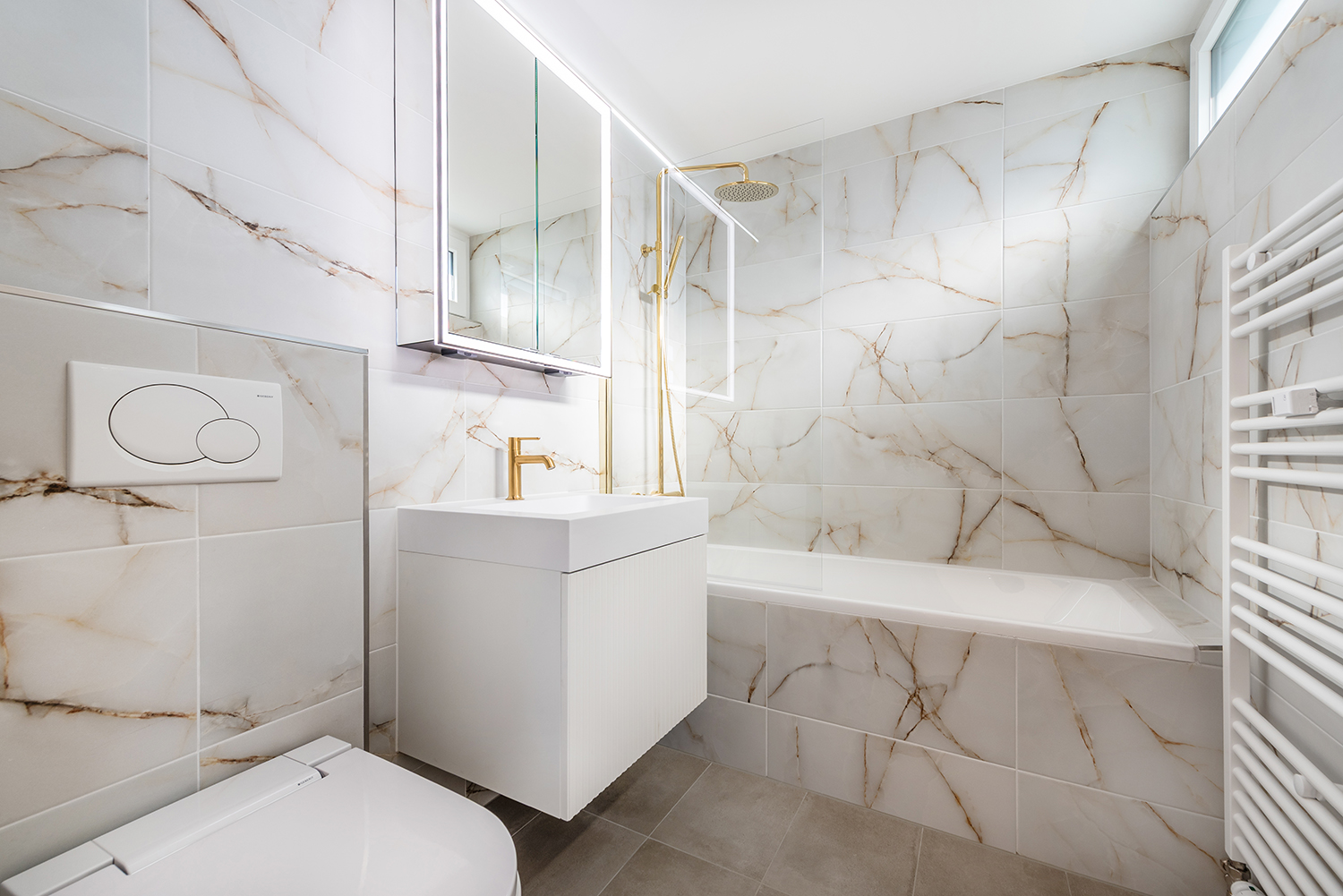 Helles, modernes Badezimmer mit Marmoroptik