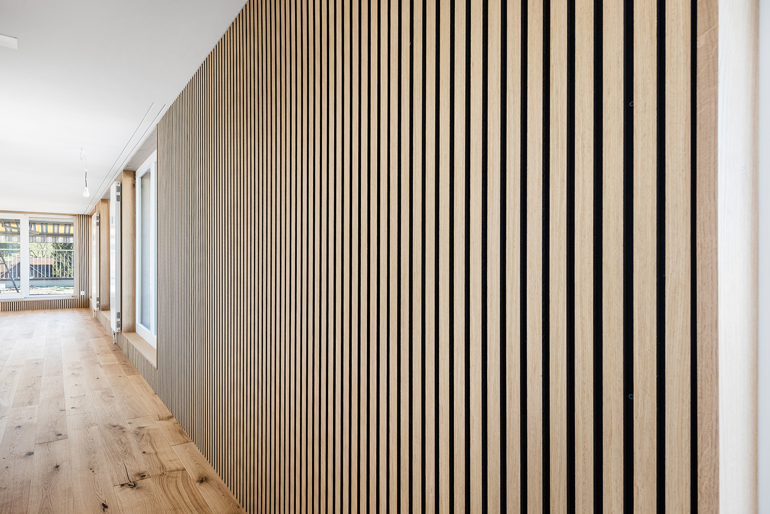 Heller Flur mit Holzlamellenwand