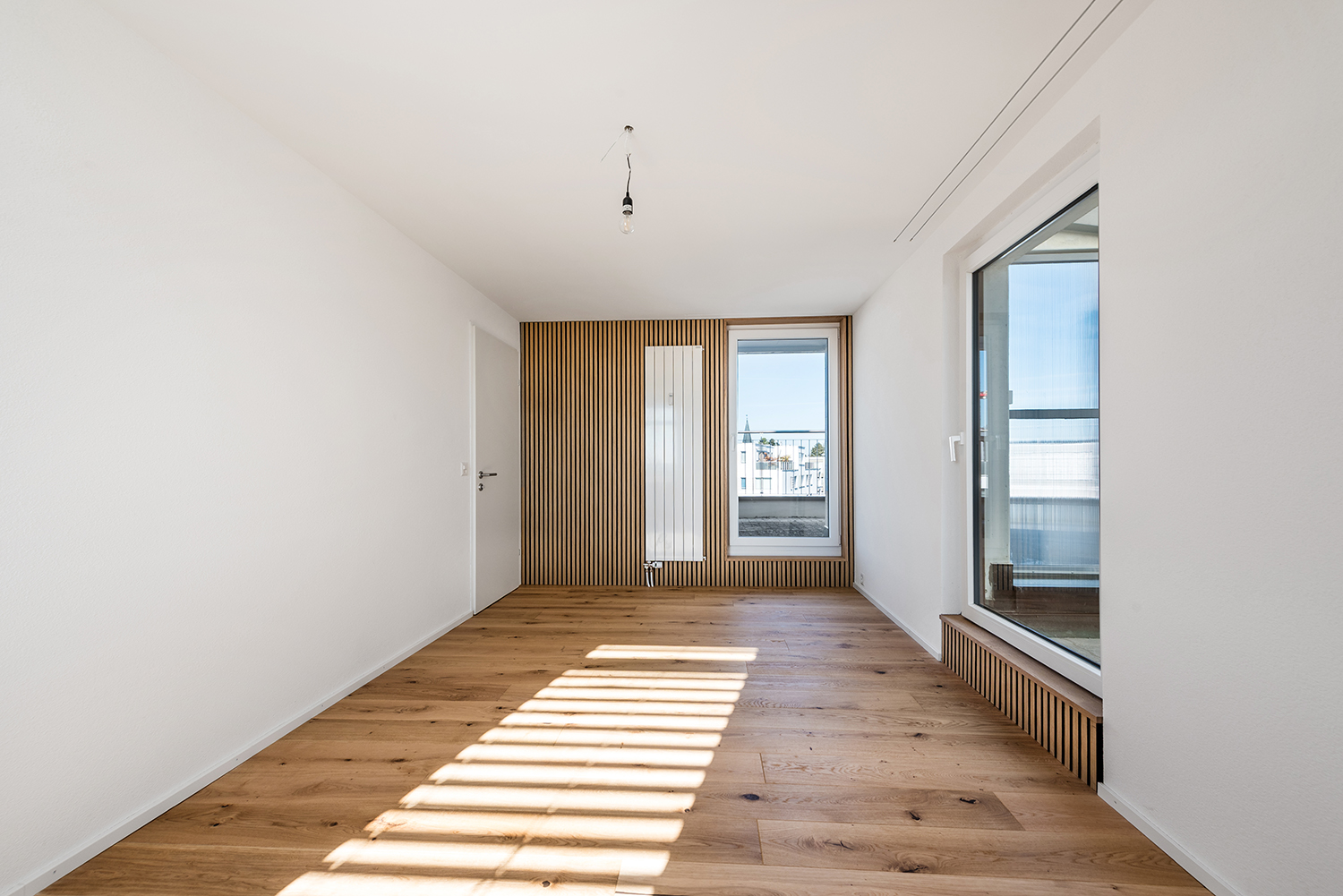 Heller, leerer Raum mit Holzfußboden