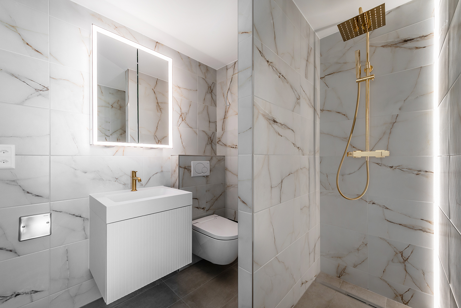 Modernes Badezimmer mit Walk-in-Dusche und beleuchtetem Spiegel