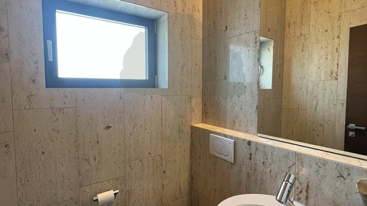 Gäste-WC mit Natursteinoptik