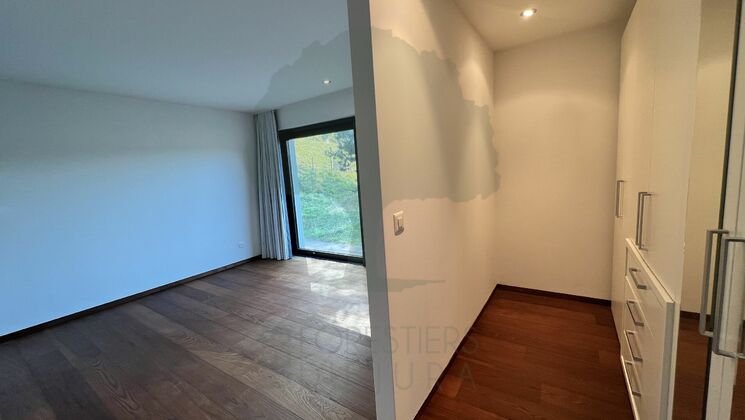 Helles Schlafzimmer mit Ankleidebereich