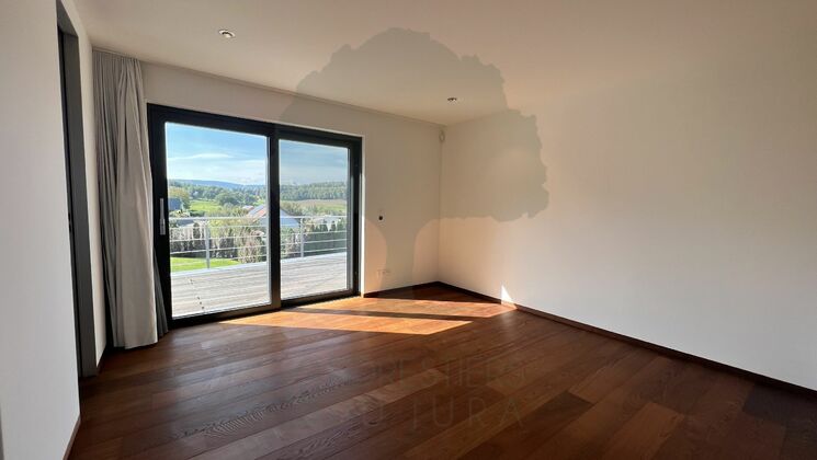 Helles leeres Zimmer mit Balkon- oder Terrassentür