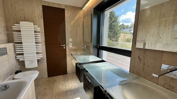 Modernes Badezimmer mit Fensterfront