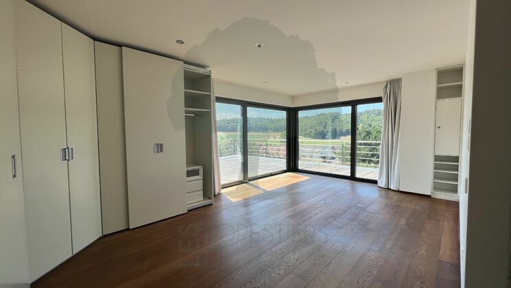 Helles Schlafzimmer mit Panoramafenstern