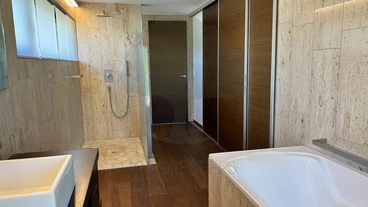Bad mit Dusche und Wanne