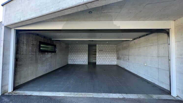 Offene Garagenzufahrt mit Betonwänden