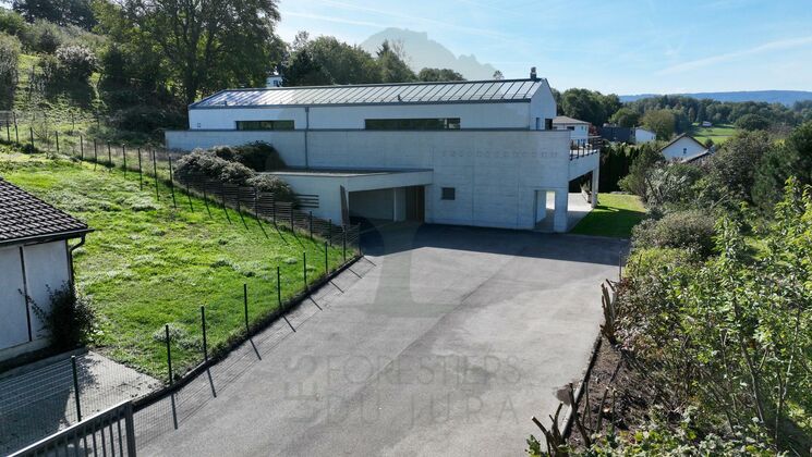 Modernes Einfamilienhaus mit Hanglage