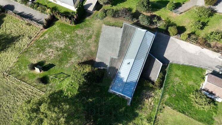 Luftaufnahme eines Hauses mit Grundstück