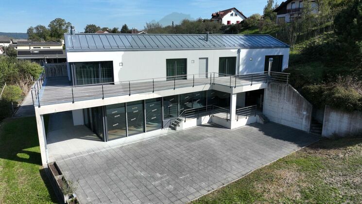 Modernes Einfamilienhaus mit großer Terrasse