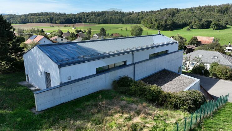 Moderne Hausansicht mit Hanglage