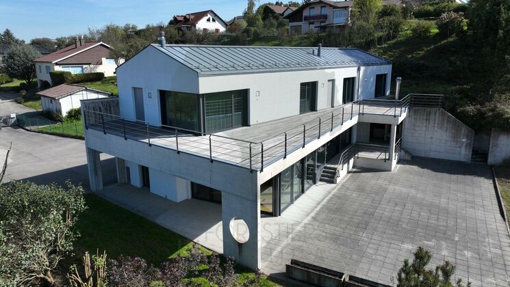 Modernes Einfamilienhaus mit großer Dachterrasse