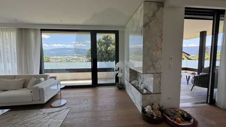 Wohnzimmer mit Panoramablick und Kaminwand