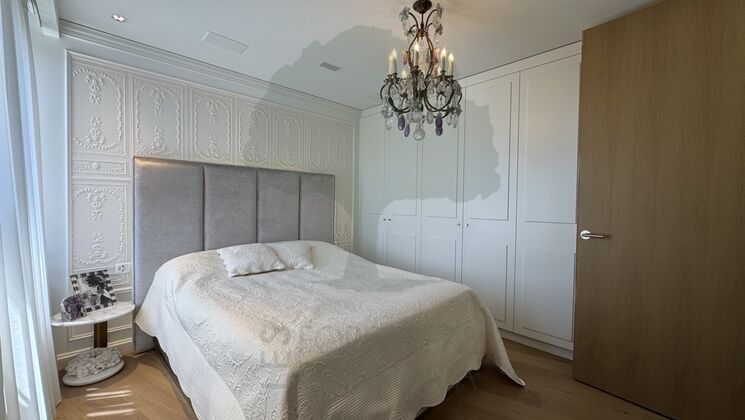 Schlafzimmer mit dekorativer Wandgestaltung