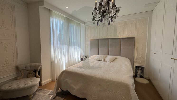 Elegantes Schlafzimmer mit dekorativer Wandgestaltung