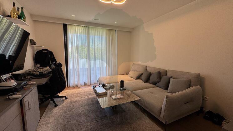 Wohnzimmer mit Sofa und Balkonfront