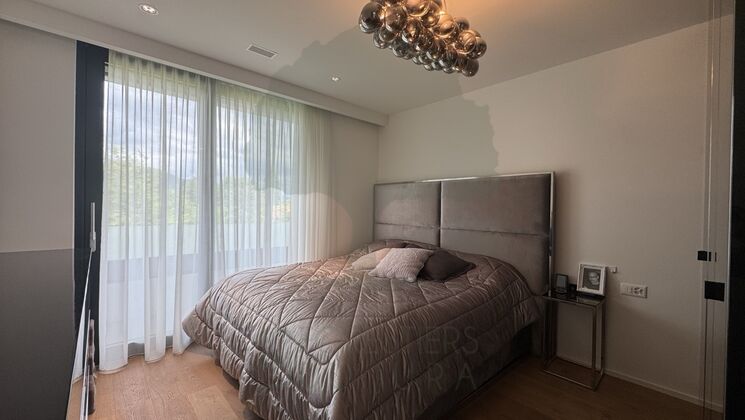 Schlafzimmer mit großer Fensterfront