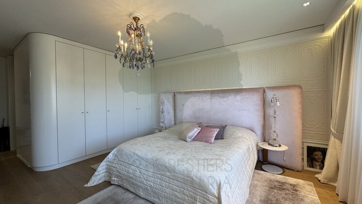 Elegantes Schlafzimmer mit großem Polsterbett