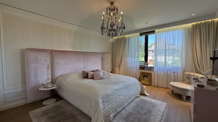 Elegantes Schlafzimmer mit großen Fenstern
