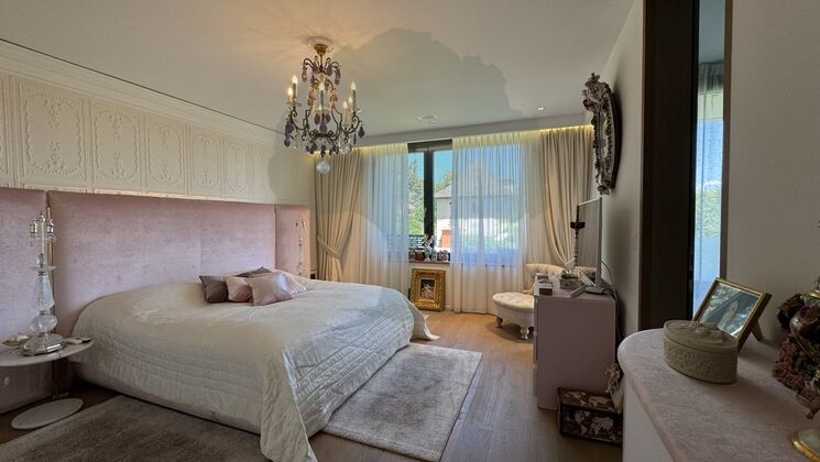 Elegantes Schlafzimmer mit großer Fensterfront