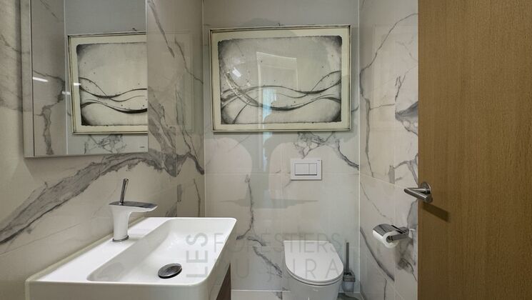 Modernes Gäste-WC mit Marmoroptik