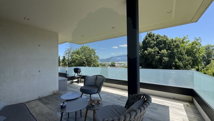 Moderne Terrasse mit Glasbrüstung und Panoramablick