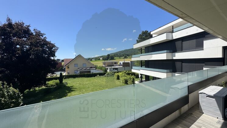 Balkonblick auf Garten und Nachbargebäude