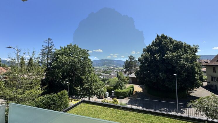 Blick vom Balkon ins Grüne mit Fernsicht