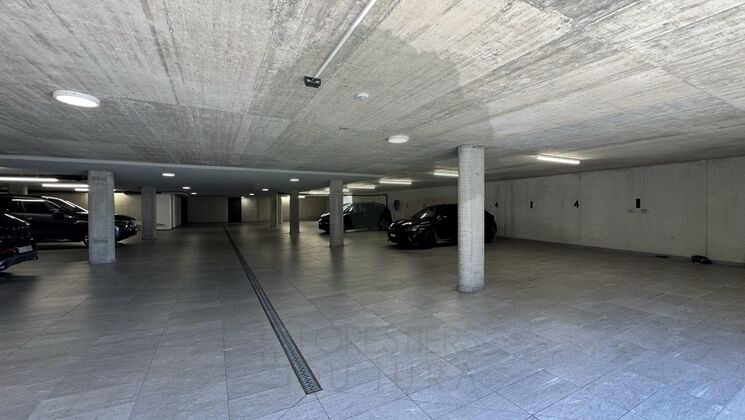 Tiefgarage mit mehreren geparkten Autos