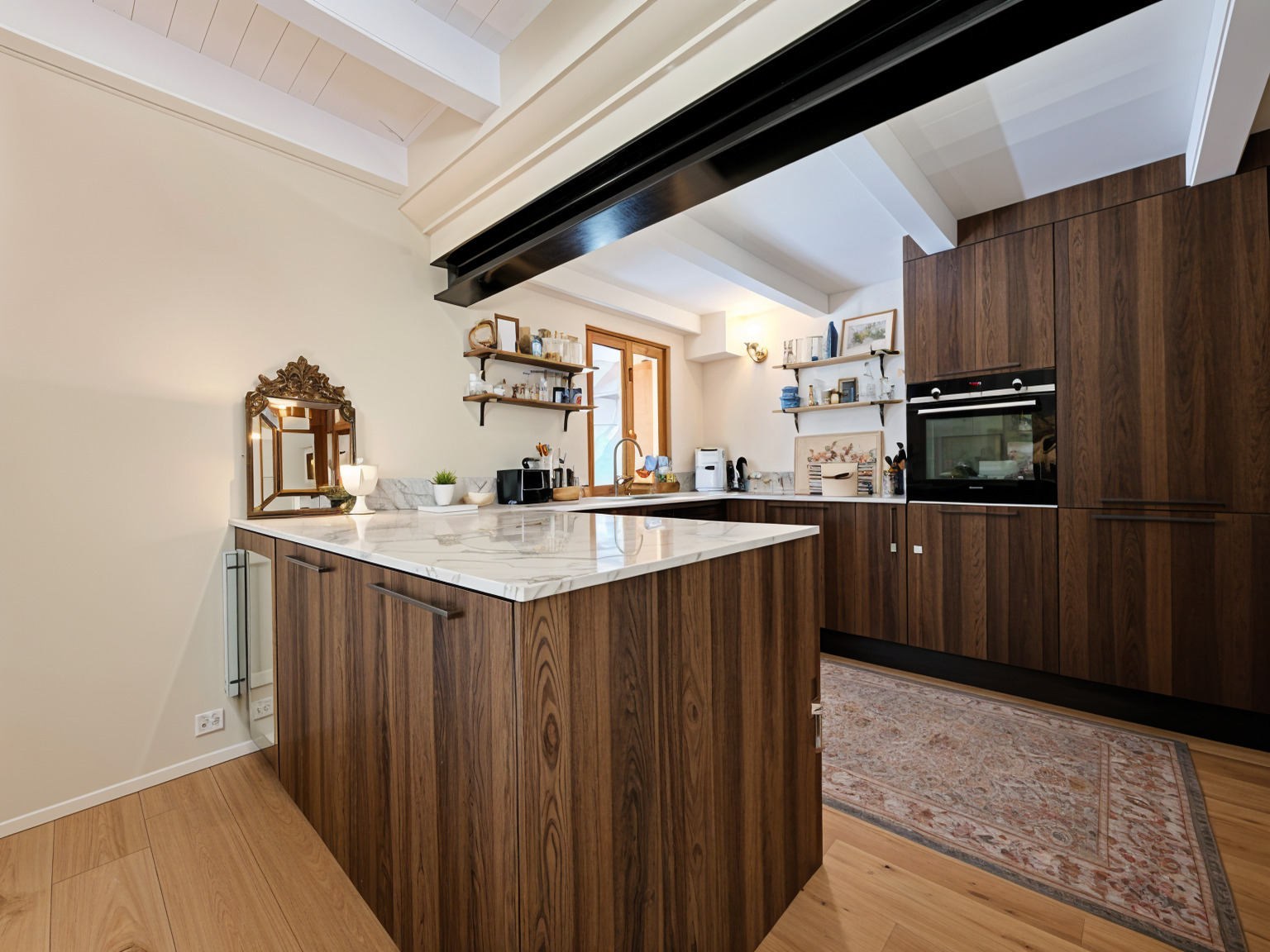 Moderne Küche mit dunkler Holzoptik und Marmoroptik-Insel
