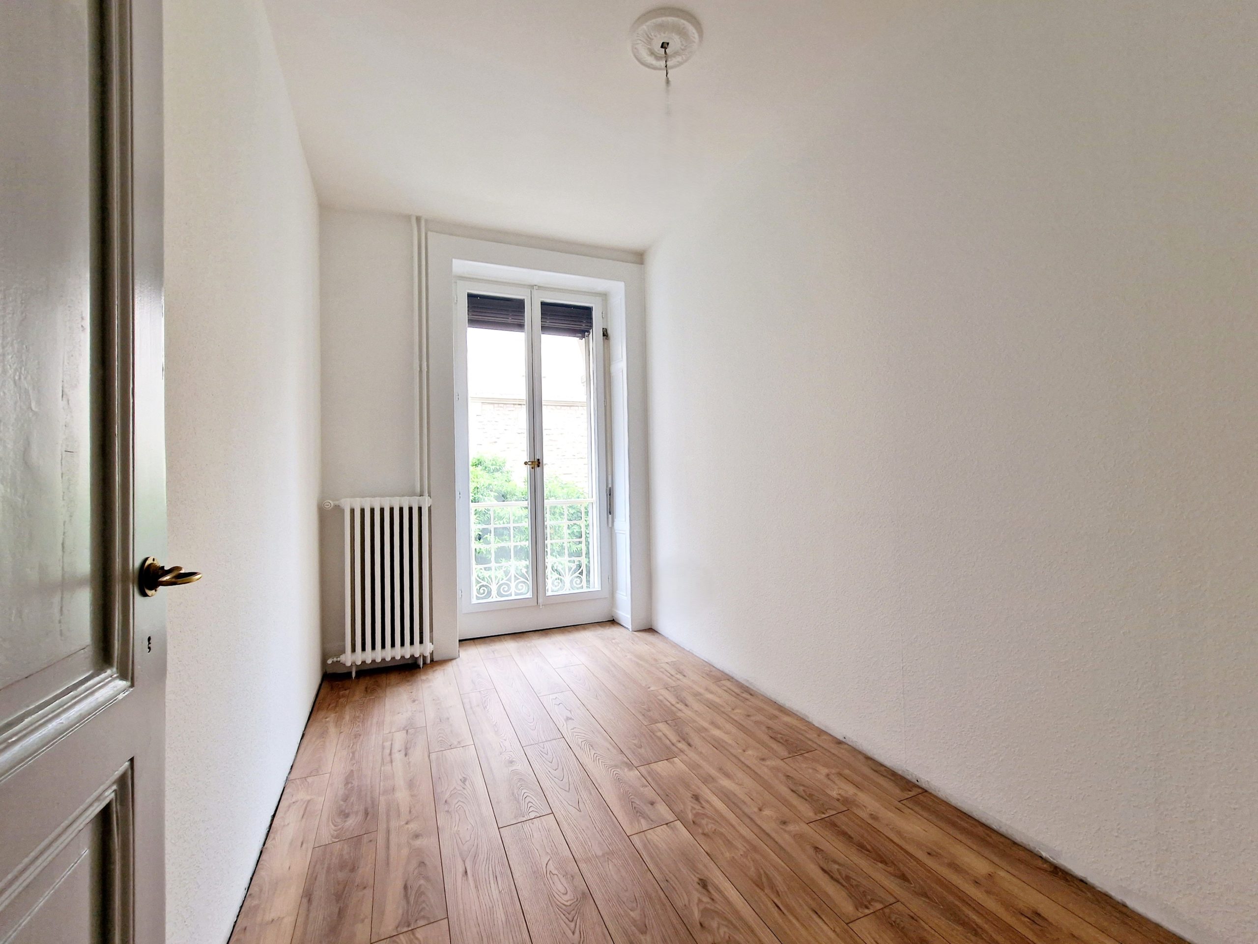 Schmaler heller Raum mit Balkonfenster