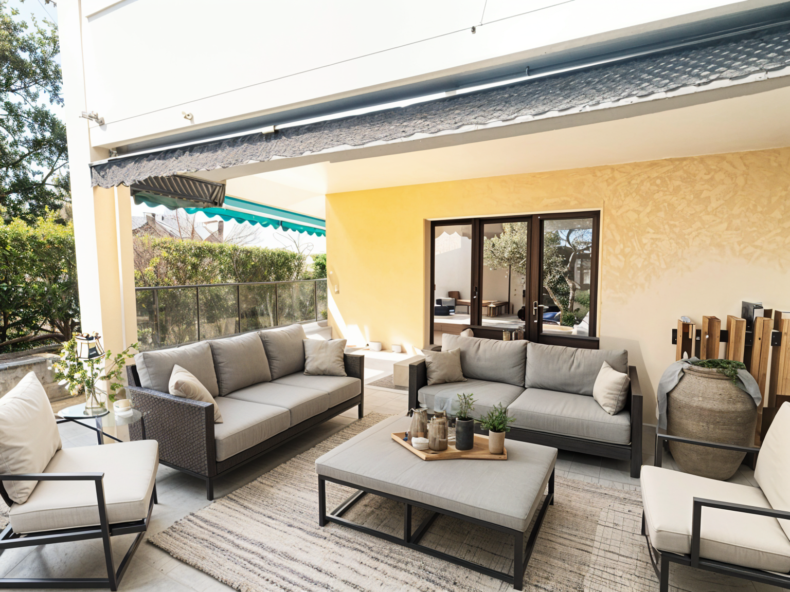Überdachte Terrasse mit Lounge-Möbeln
