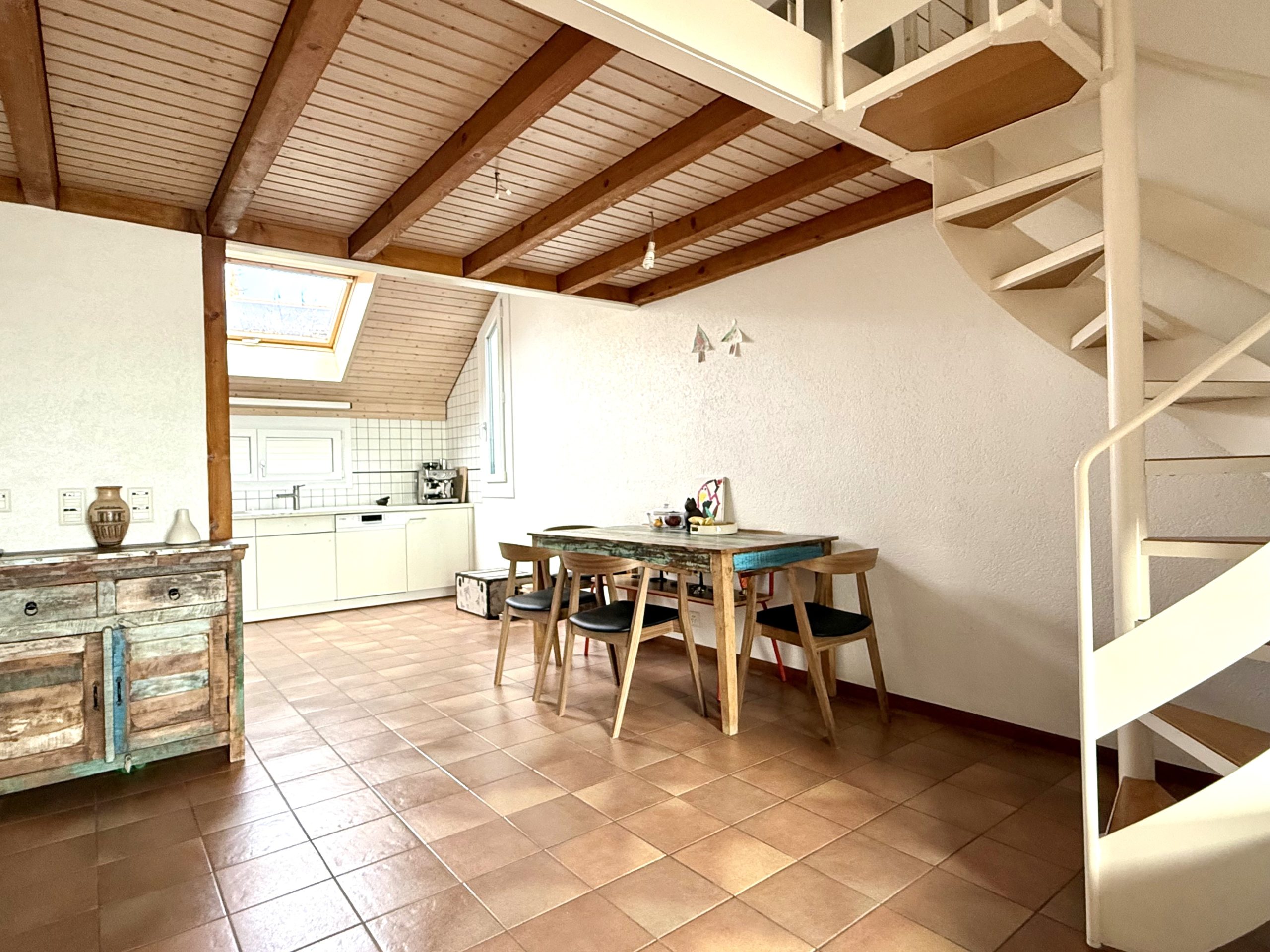 Offener Wohn-Essbereich mit Küche und Treppe