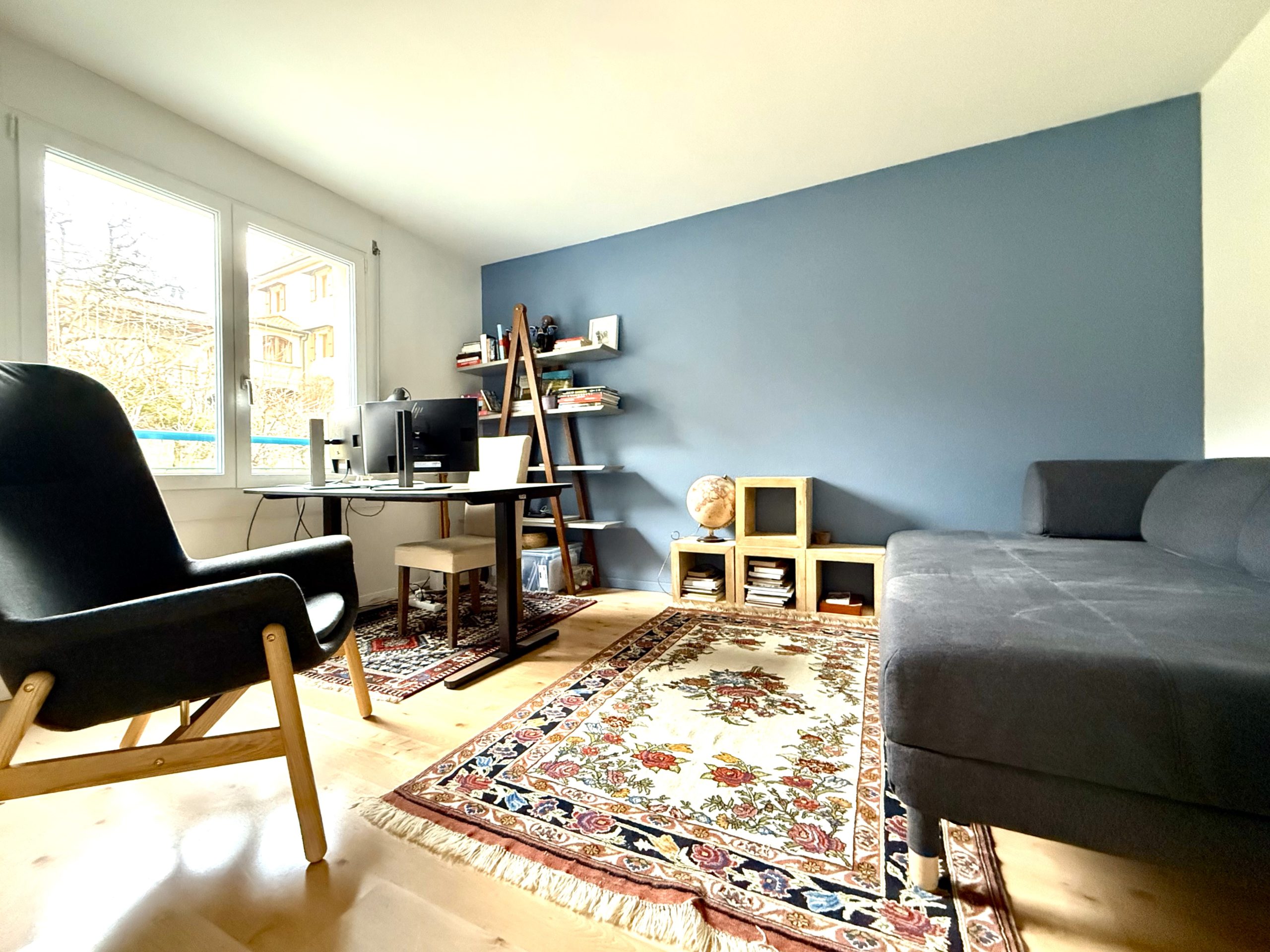 Wohnzimmer mit Arbeitsplatz