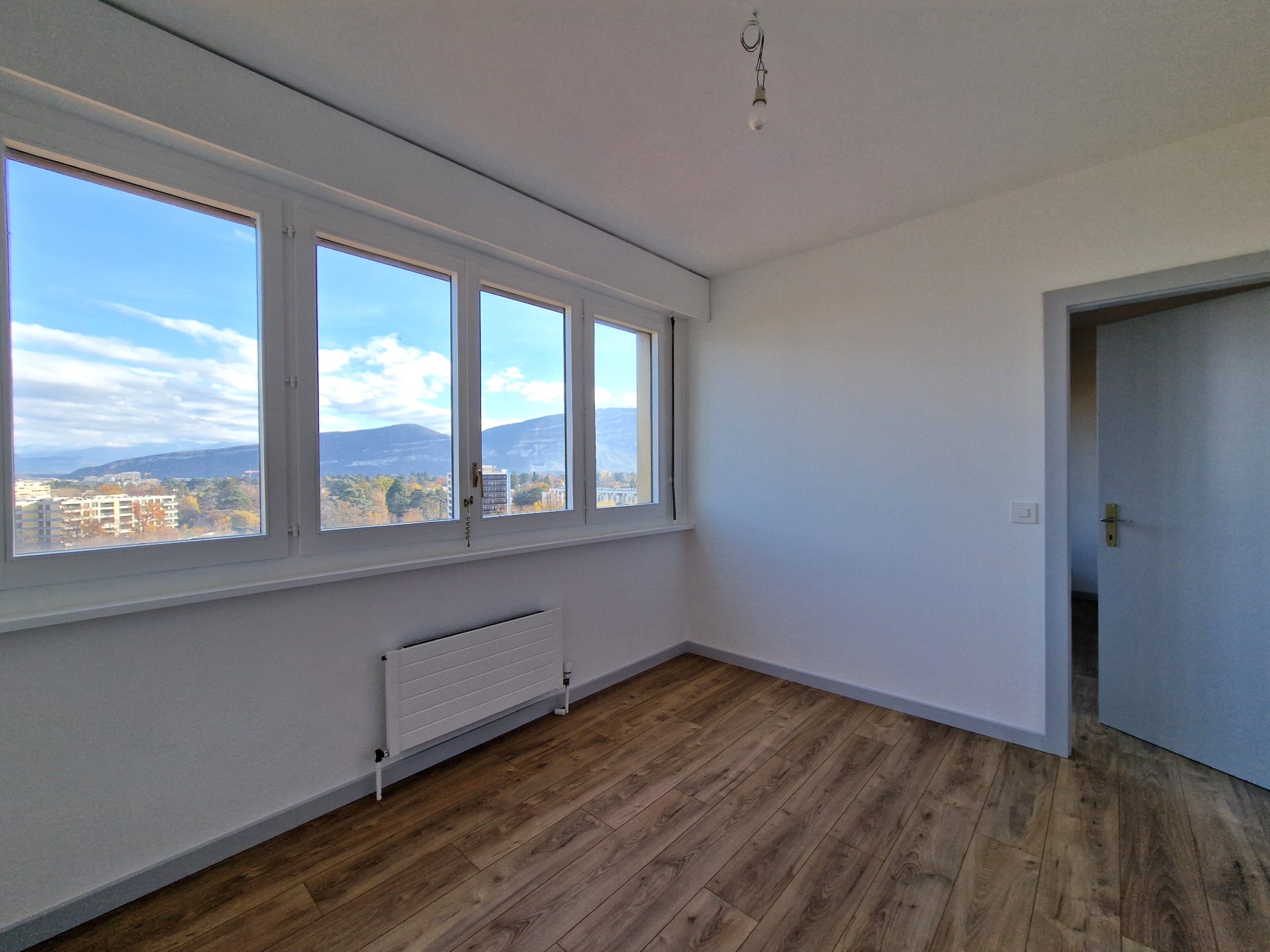 Leerer heller Raum mit Panoramafenster