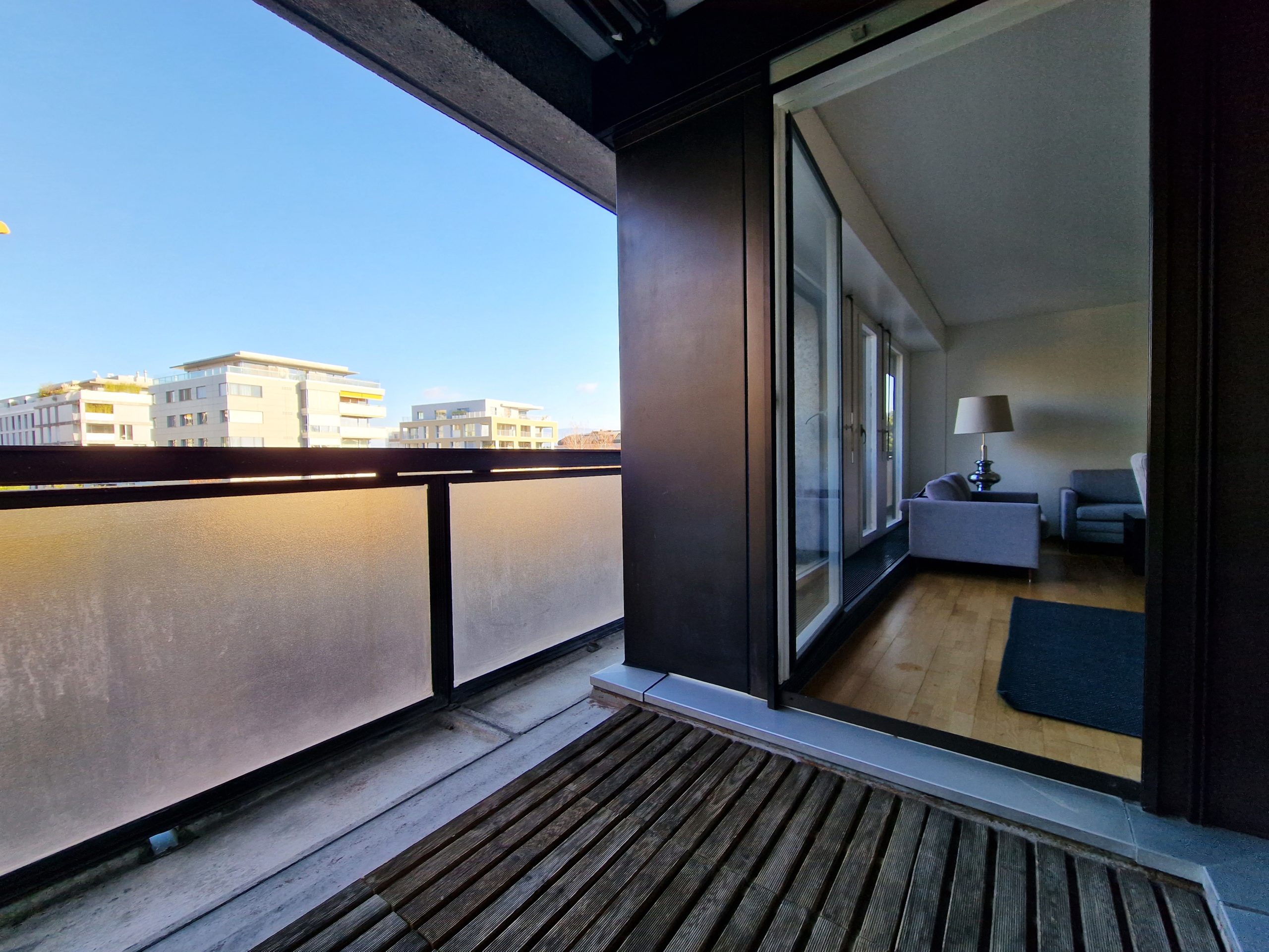 Balkon mit Blick in den Wohnraum