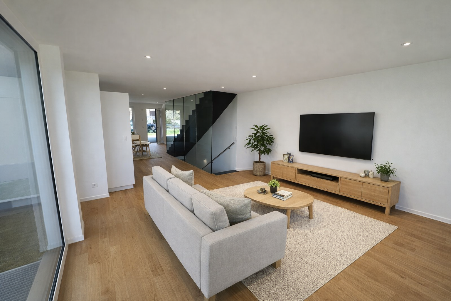 Heller, moderner Wohnbereich mit offener Treppe