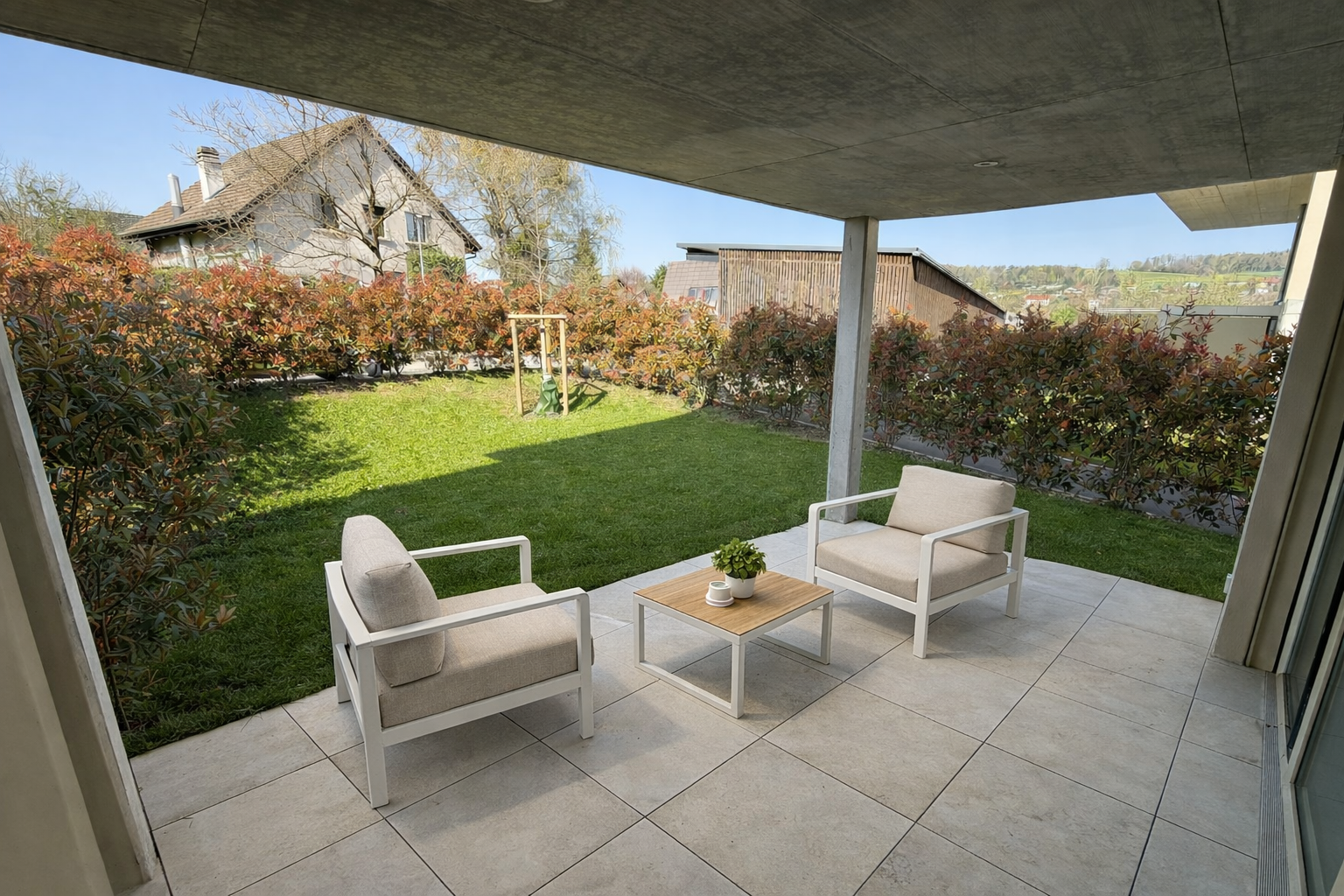 Überdachte Terrasse mit Sitzgruppe und Gartenblick