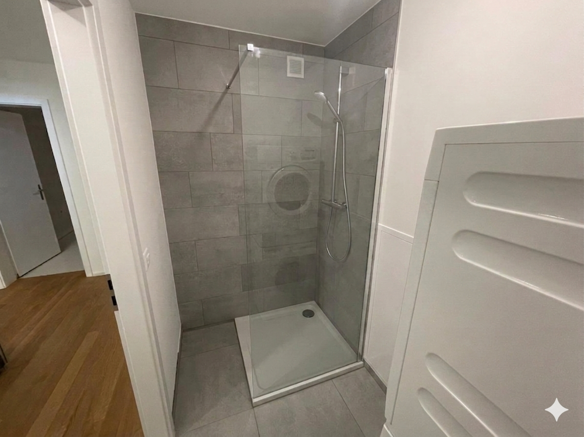 Moderne Dusche im Badflur