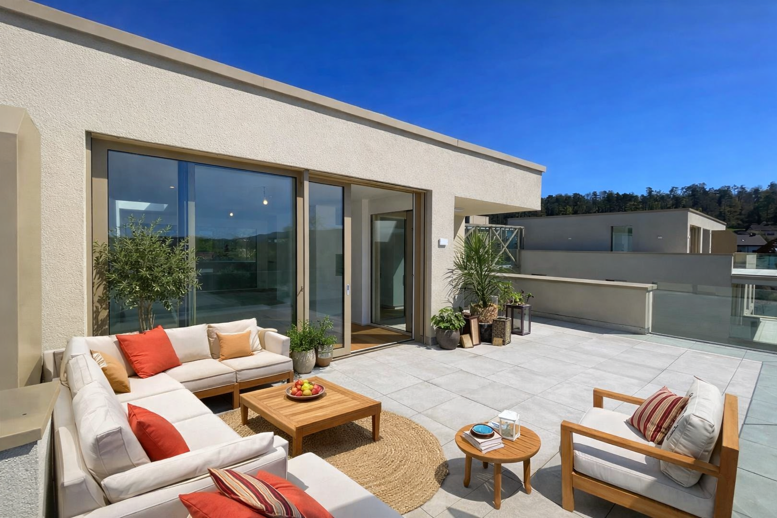 Moderne Dachterrasse mit Lounge-Möbeln