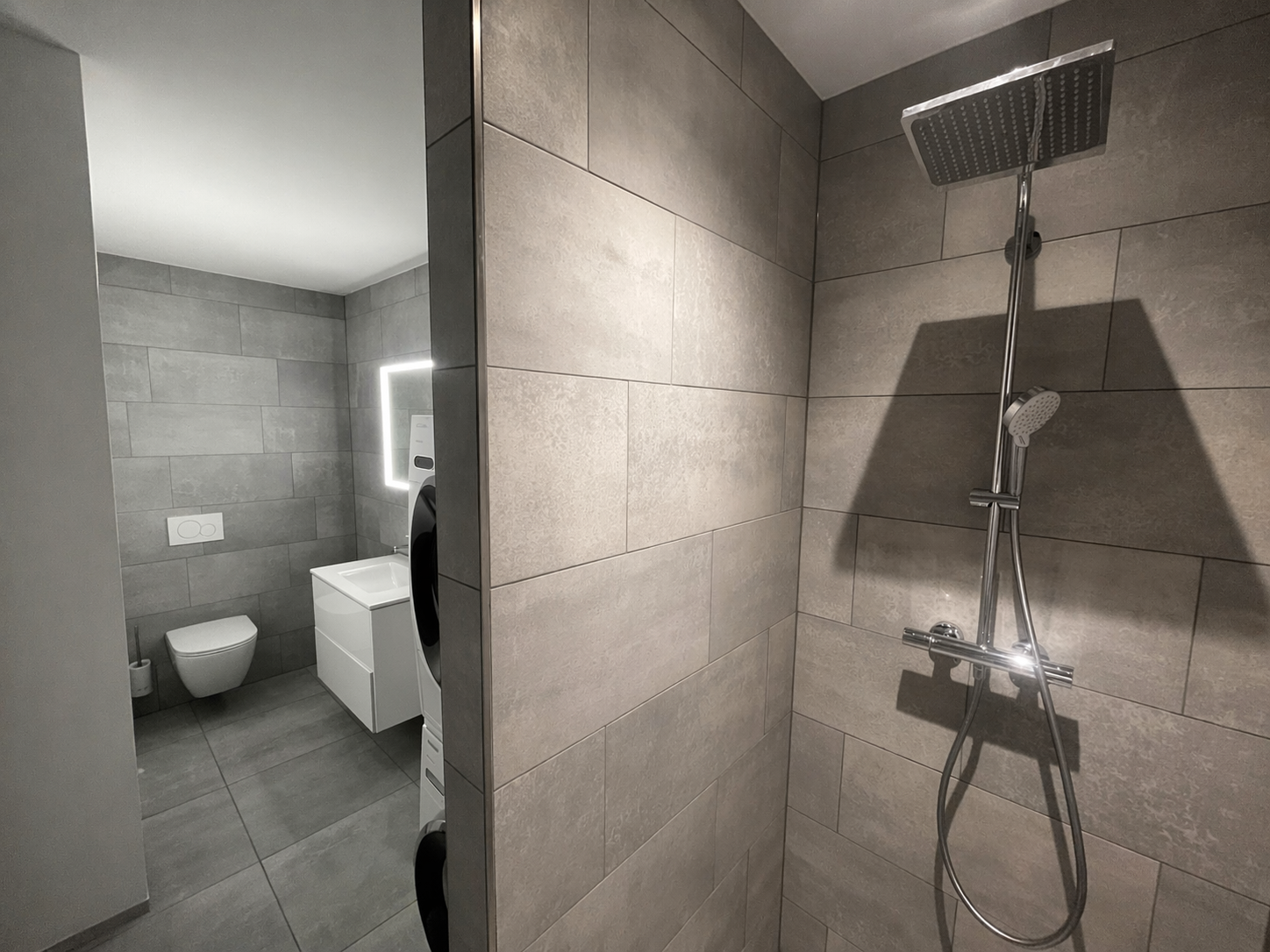 Modernes Badezimmer mit Dusche und WC