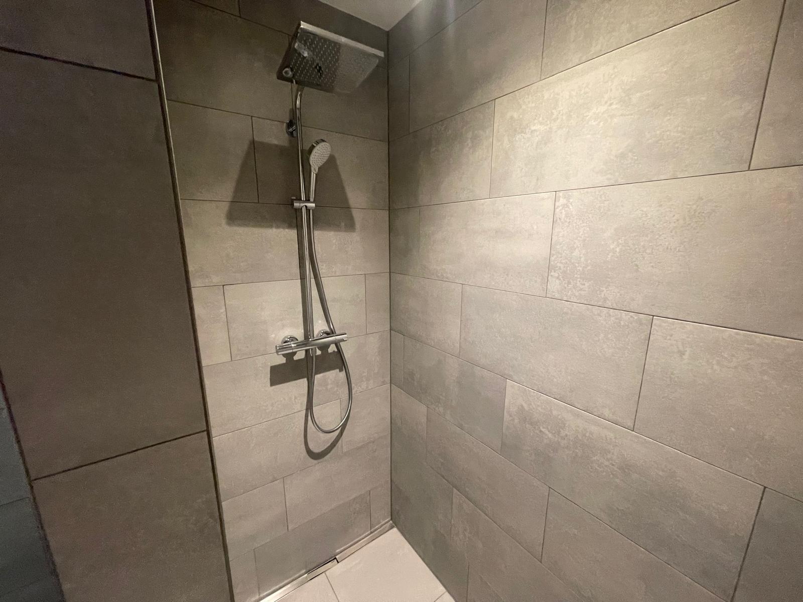 Moderne begehbare Dusche