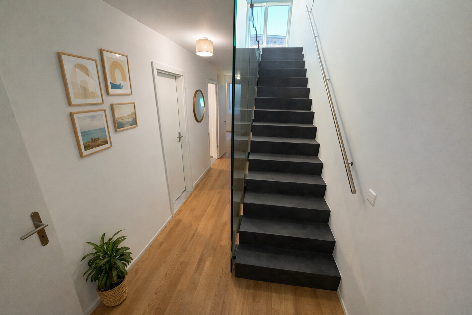 Moderner Flur mit Treppe
