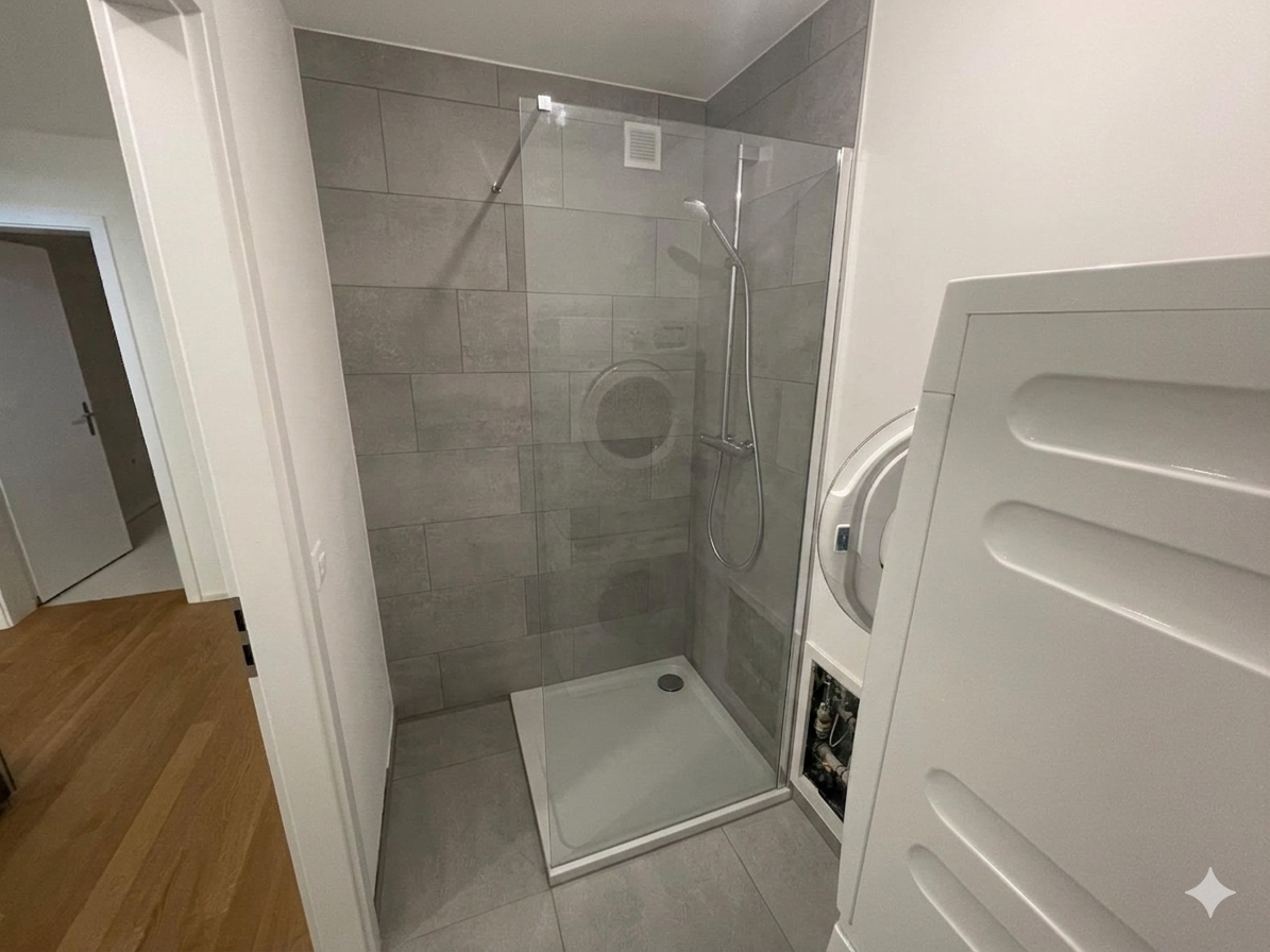 Moderne Dusche mit Haushaltsnische
